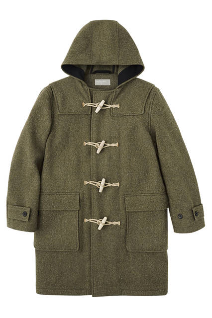 ヴィンテージ感漂う、フォックス・ブラザーズ社製のヘビーメルトンを使ったダッフルコート。本格派でありながらシンプルなデザインに抑えたバランスが秀逸。コート10万5840円