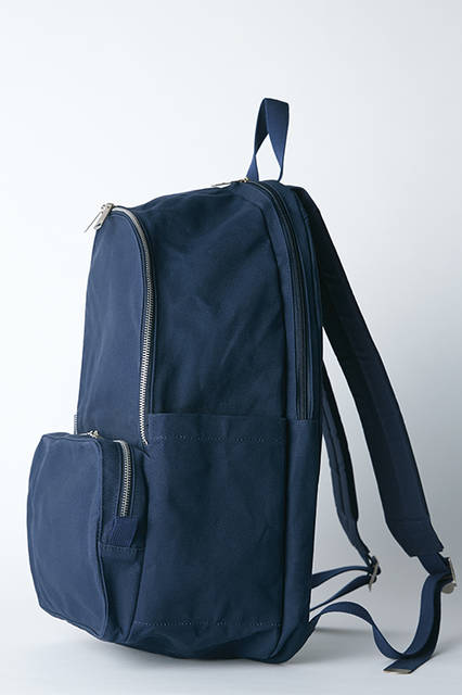 人気のポーター別注デイパックに新作が登場。コットンキャンバスにパラフィン加工を施し、さらに製品洗いをかけることでほどよく馴染んだテクスチャーに。デイパック3万1320円