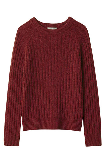 少し太番手のカシミヤと、番手の異なるラムズウールを撚り杢にしたオリジナルの素材を総ケーブル編みに。ニット各3万4560円