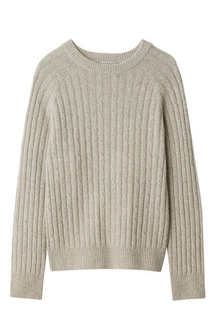 少し太番手のカシミヤと、番手の異なるラムズウールを撚り杢にしたオリジナルの素材を総ケーブル編みに。ニット各3万4560円