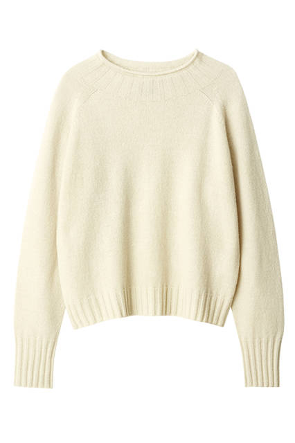 上質なバルキー糸でふんわりと編み上げたクルーネックニット。着丈が短く身幅が広いボックスシルエットで、ハイウエストのボトムとも好相性。ニット2万8080円