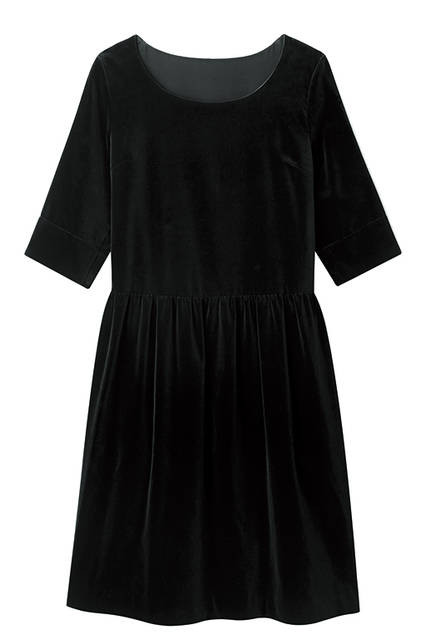 大きく開いたラウンドネックや折り返したハーフスリーブが、シンプルでありながらもスイートな雰囲気。ドレス7万200円（マーガレット・ハウエル）