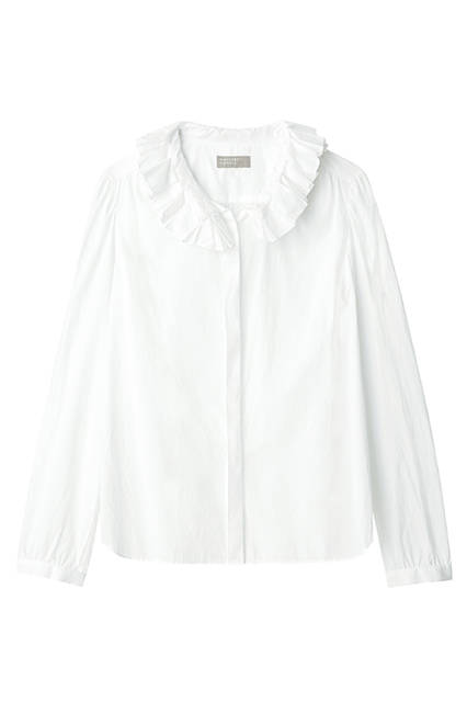 ドレスシャツにも使われるファインコットンを、製品洗いによってラフに仕上げているので、デイリーなおしゃれに大活躍。シャツ3万4560円