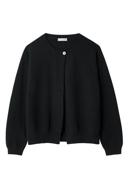 ブラックをベースにトップの白いボタンがワンポイントとなったボレロタイプのカーディガン。スコティッシュカシミヤ100％の、品格あるたたずまい。カーディガン12万9600円