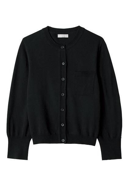 シーズンのキーカラーであるブライトレッドのほか、ネイビーとブラックを展開するコットンカシミヤの上質な手触りのコンパクトなニット。カーディガン10万2600円