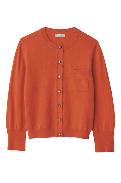 シーズンのキーカラーであるブライトレッドのほか、ネイビーとブラックを展開するコットンカシミヤの上質な手触りのコンパクトなニット。カーディガン10万2600円
