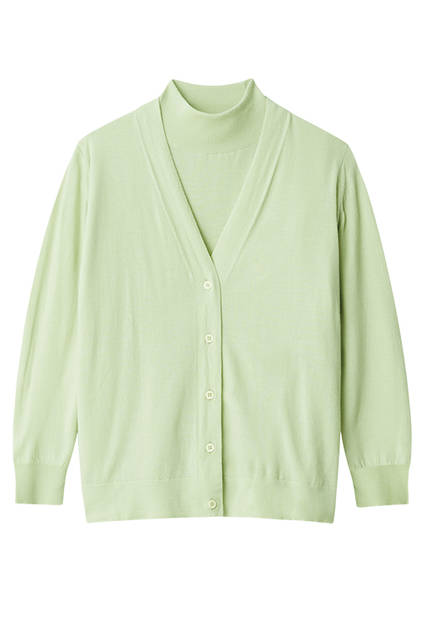 ジョン・スメドレー社への別注ニットは、2016春夏の新色、ピスタチオグリーンのアンサンブルでお目見え。カーディガン4万8600円、ニット4万3200円