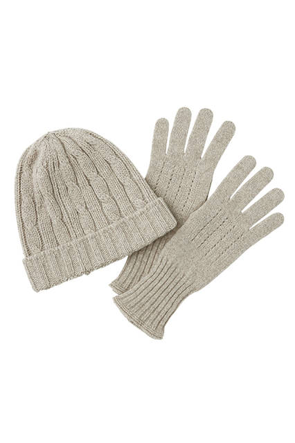 カシミヤとラムズウール混紡による、暖かみ溢れるテクスチャーがクリスマスシーズンにぴったり。ニット帽1万6200 円、グローブ1万5120円