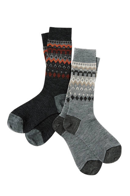 グラフィカルな幾何学柄を編み込んだソックス。色柄だけにとどまらず、テクスチャーの違いも楽しめる。ソックス各3780円