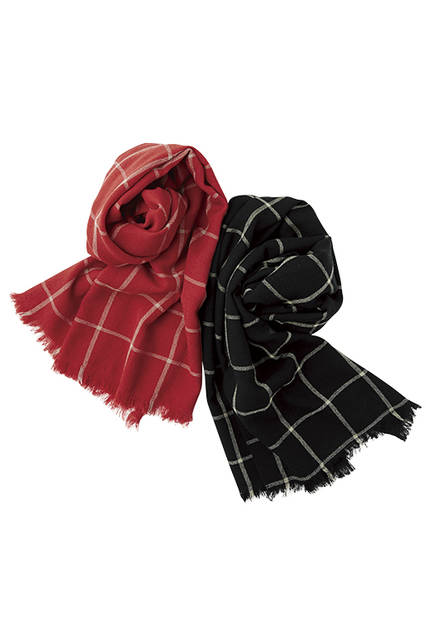 軽やかに織り上げたウインドーペンと無地の切り替えによるウールスカーフは、巻き方によってさまざまな表情が楽しめる。スカーフ各1万9440円