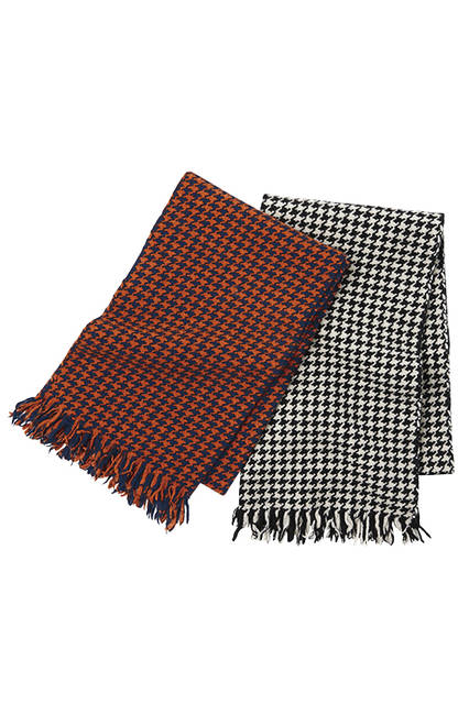 ハイコントラストなカラーリングでハウンドトゥースがくっきりと映える手織りのウール素材。ユニセックスで愛用できるのも嬉しい。スカーフ各3万7800円