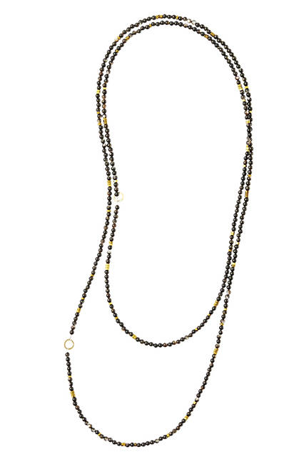 シルバーや粒状のビーズと淡水パールを丹念につなげて。アタッチメントを使えば2連にもなるデザイン。ネックレス2万3760円