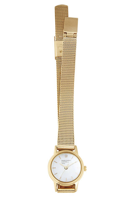 12時の位置にあしらったダイヤモンドとゴールドのメタルバンドが華やかな印象。電池が不要なソーラーテック機能を採用。腕時計4万3200円