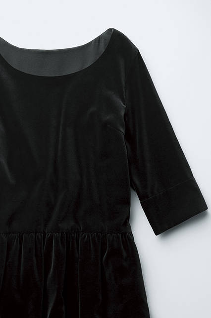 ベルベットで有名なドイツのサプライヤーならではの、上質感溢れるテクスチャーが目を惹くコットンベルベット。独特の毛足が放つ深みのあるブラックの色合いが、リッチなムード。ドレス7万200円