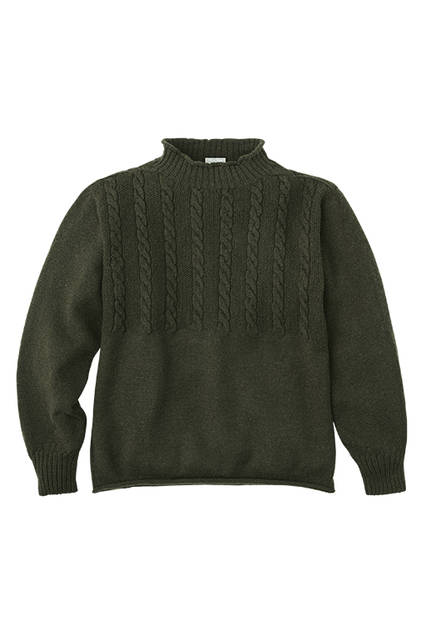 スクエアなフォルムにケーブル編みや裾のロールエッジでデザインディティールをプラス。ニット11万8800円<br><br>取扱い店舗：MARGARET HOWELL 神南／MARGARET HOWELL 神戸／MARGARET HOWELL 天神／MARGARET HOWELL SHOP & COFFEE 梅田 ブリーゼブリーゼ／MARGARET HOWELL SHOP & COFFEE 京都 バル