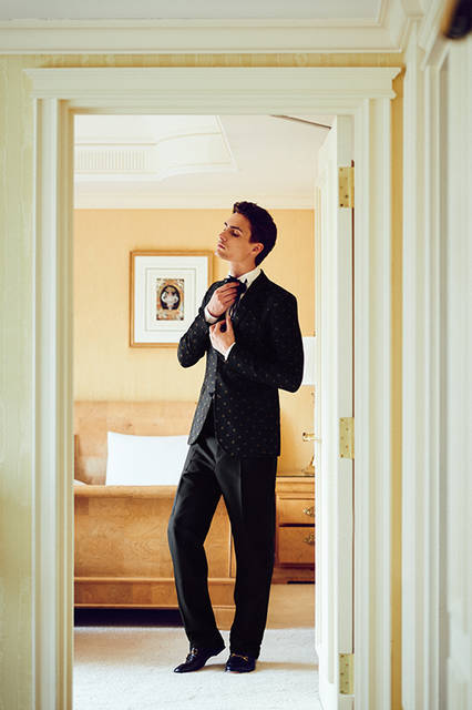 クルーズコレクションのイブニングジャケットは、ラッキーモチーフであるゴールドの蜂をジャカードで織り込んだもの。ゆるやかなシルエットを描く側章入りのパンツとあわせて、首元にコサージュを飾れば個性的なパーティースタイルとなる。<br><br>ジャケット38万8800円パンツ14万6880円シャツ8万8560円コサージュ5万2920円シューズ9万1800円／グッチ＜阪急メンズ大阪2階・阪急メンズ東京2階＞