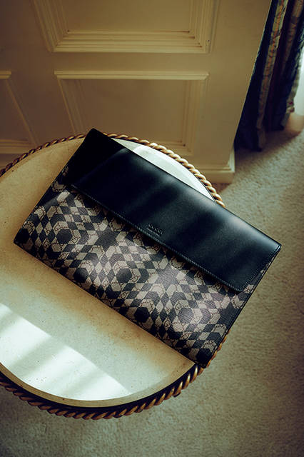 大胆なジオメトリックデザインのプリントに、上質レザーのフラップを組み合わせたクラッチバッグ。パーティーシーンにマッチするのはもちろん、ふだん使いに取り入れてもセンスのよいアクセントに。<br><br>バッグ[W37.5×H24×D4.5cm]10万6920円／グッチ＜阪急メンズ大阪2階・阪急メンズ東京1階＞