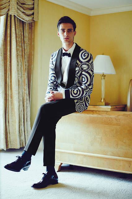 正統かつモダンという揺るぎない世界観をもつ「トム フォード」のフォーマルスタイル。グラフィカルなジオメトリックパターンのシルクジャケットに、スリムテーパードのパンツをあわせた、シックにしてモダンなセンスが薫るコーディネートだ。<br><br>ジャケット70万2000円、パンツ16万2000円、シャツ9万7200円、ボウタイ3万2400円、チーフ2万3760円、シューズ17万2800円／トム フォード＜阪急メンズ大阪3階・阪急メンズ東京3階＞