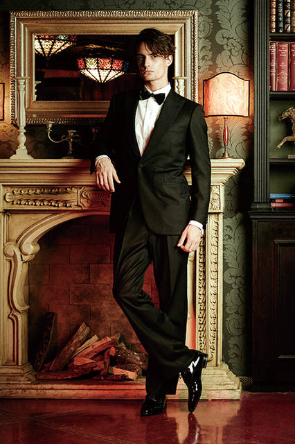 イタリアのサルトリアに継承される技術を駆使してつくられたタキシードは、世界中のセレブリティに愛されるオーセンティックな一着。身体にフィットするラインは、着る人のスタイルをうつくしく見せ、雰囲気にも華やかさを添えてくれる。<br><br>タキシード72万3600円、シャツ11万6640円、ボウタイ(カマーバンドセット)6万4800円、シューズ12万3120円／ブリオーニ＜阪急メンズ大阪3階・阪急メンズ東京3階＞