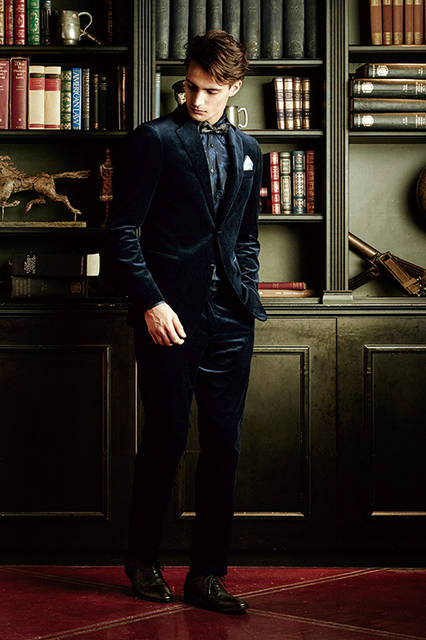 コットンベルベットのセットアップは、ネイビー×ブルー系のトーン・オン・トーンのペイズリー柄。パターンの見え方にもこだわったジャカード織りのシャツと同系色のボウタイでエレガントさと遊び心を感じさせるドレスアップスタイルに。<br><br>ジャケット22万6800円、パンツ8万2080円(いずれも阪急メンズ限定)、シャツ7万4520円、チーフ1万8360円、ボウタイ2万1600円、シューズ参考商品／エトロ ＜阪急メンズ大阪3階・阪急メンズ東京3階＞