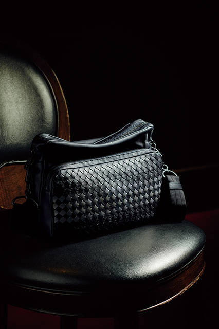 トルマリン×ライトグレーという異なるカラーのイントレチャートを配して、グラデーションのような表情を演出する新作バッグ。カジュアルとも好相性なクロスボディバッグは、うつくしいデザインと収納力の高さを兼ね備えている。<br><br>バッグ[W28×H24×D10cm]31万8600円／ボッテガ・ヴェネタ ＜阪急メンズ大阪2階・阪急メンズ東京1階＞