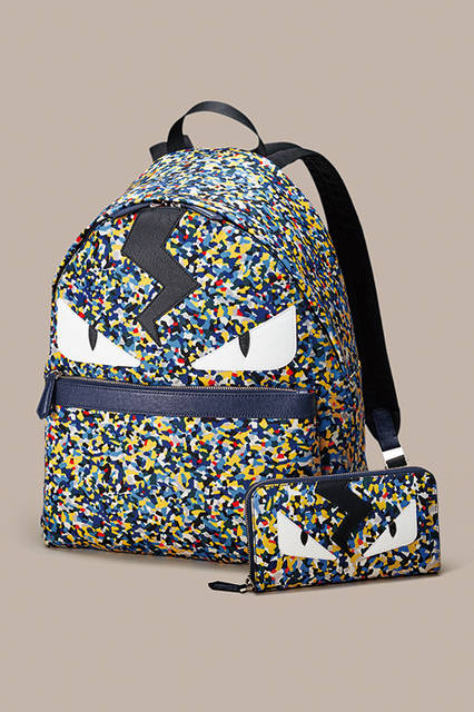 「バッグバグズ」モチーフと御影石からインスピレーションを受けたバックパックとウォレット。バッグパックはフロントのジップを開くと赤いライニングがのぞき、口を開けたかのようなデザインに。ウォレットの裏地は鮮やかなブルーが配されている。<br><br>バックパック[W34×H40×D20cm]23万4360円、ウォレット[W19×H10×D2cm]8万2080円／フェンディ＜阪急メンズ大阪3階・阪急メンズ東京3階＞