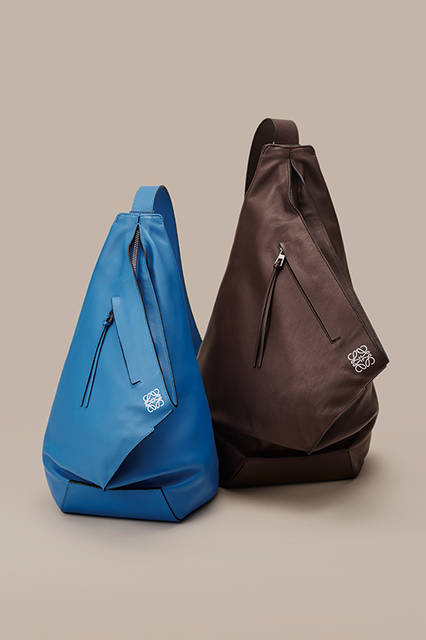 しなやかで艶のある一枚革のカーフを使った「アントンバックパック」にスモールサイズが登場。「ロエベ」のあたらしいアナグラムもエンボス加工で刻印されており、クロスボディでもワンショルダーで使っても上品かつお洒落な印象に演出する。<br><br>左:バッグ[W23×H43×D30cm]29万9160円、右:バッグ[W30×H53×D34cm]33万9120円／ロエベ ＜阪急メンズ大阪3階・阪急メンズ東京1階＞