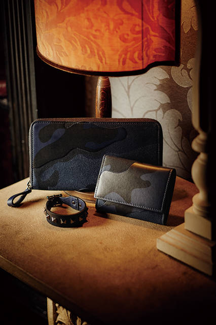 レザーとファブリックを組み合わせることで、立体感のあるカモフラ柄を実現。ウォレットとカードホルダーはセットで使えば、洒脱なセンスをアピール可能。スタッズ付きのブレスレットは、コーディネートにモードなエッセンスをプラスしてくれる。<br><br>ブレスレット3万3480円、カードホルダー[W11×H8.5×D2cm]4万4280円、ウォレット[W20×H11×D2cm]8万1000円／ヴァレンティノガラヴァーニ ＜阪急メンズ大阪2階・阪急メンズ東京2階＞