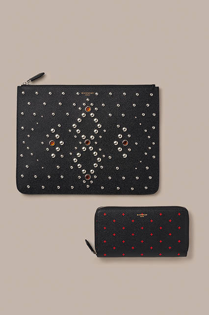 スタッズとビジューを使ったクラッチは、主張のあるデザインながらも、薄マチでスマートな印象。ブランドを象徴するアイコン、レッドクロスをレザーにプリントしたウォレットは、使いやすいラウンドジップとなっているのも特徴。<br><br>ジップポーチ[W30×H22.5cm]9万9360円、ウォレット[W18.8×H10.3cm]9万2880円／ジバンシィ ＜阪急メンズ大阪2階・阪急メンズ東京2階＞