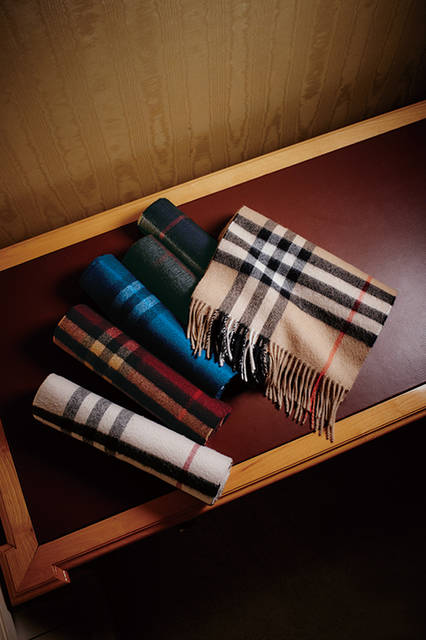 バーバリーのカシミヤ・スカーフは最高品質のカシミヤをスコットランドのうつくしい天然水で洗浄し、チーゼルという天然植物で職人がブラッシングすることで独特の光沢とやわらかな質感に仕上げられている。<br><br>カシミヤ・スカーフ各7万3440円／バーバリー ＜阪急メンズ大阪2階・阪急メンズ東京2階＞