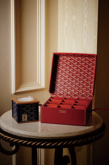 ブランドのアイコンであるヘリンボーン（杉綾柄）を蓋の内側に配したウォッチトランクは、重厚かつラグジュアリーなつくりが魅力。おなじアイコンを使ったキャンドルケースもレザー張りで、ロマンチックな一夜にあたたかい灯りをともしてくれるだろう。<br><br>キャンドルケース[W9.8×H9×D9.8cm]13万9320円、ウォッチトランク[W19.5×H7.5×D19.5cm]47万8440円／ゴヤール ＜阪急うめだ本店2階・阪急メンズ東京1階＞