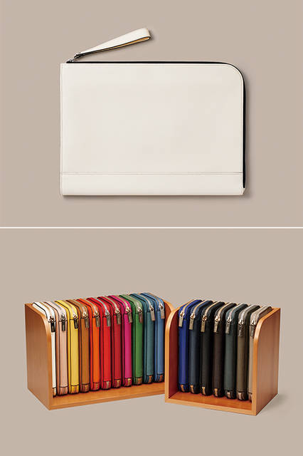 上／スリムなデザインのポートフォリオは、内側にペンホルダーやジップポケットを備えた機能的なデザイン。下／アイコンモデルのラウンドジップウォレットは理想的な色と出合える、豊富なカラーバリエーションが揃う。<br><br>上:ポートフォリオ[W37×H27.5×D2cm]22万6800円、下:ウォレット[W20.5×H11cm]各12万9600円／ヴァレクストラ ＜阪急メンズ東京1階>