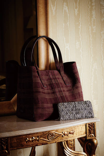 人気の高いアイコンバッグ「ダブルストライプ」の新作として登場したのは、チェックパターンを配したスエード素材のトート。木の葉柄をもちいたモノグラムプリントのウォレットは、使い勝手に優れたラウンドジップタイプとなっている。<br><br>トートバッグ[W39×H31×D18cm]20万6280円、ウォレット[W19×H10.5×D2cm]5万7240円／トッズ＜阪急メンズ大阪3階・阪急メンズ東京1階＞