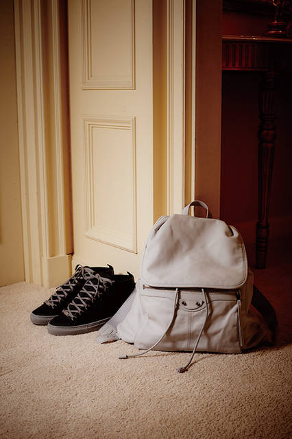 レザーのバックパックとトレッキングブーツのディテールを取り入れたシューズは、定番の人気アイテム。その新色としてバッグにはホワイト、シューズにはブラックが登場。ホリデーコレクションならではの限定カラーは見逃せない。<br><br>シューズ7万200円、バックパック[W45×H50×D14cm]20万8440円／バレンシアガ ＜阪急メンズ大阪2階・阪急メンズ東京1階＞