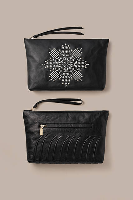 上／シルバー仕上げの真鍮製スタッズをサークル状にレイアウトすることで、モチーフであるメダルを表現。<br>下／カーフレザーのファスナーポーチは、肋骨を連想させる正面のディテールとゴールドのメタルパーツが個性を主張する。<br><br>上:ポーチ[W33×H21×D4cm]9万8280円、下:ポーチ[W33×H21×D4cm]6万4800円／アレキサンダー・マックイーン＜阪急メンズ大阪3階・阪急メンズ東京2階＞