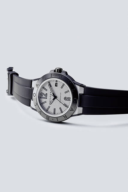 1988年の登場以来、独自の存在感を保ちつづける「ディアゴノ」に最先端技術をとり入れた「ディアゴノ マグネシウム」が登場。マグネシウムとスポーツカーなどに使われるPEEK（ポリエーテルエーテルケトン）のケースと、シルバーラッカーのダイヤルが精悍な印象をもたらす。<br><br>時計50万2200円／ブルガリ＜阪急メンズ大阪1階・阪急メンズ東京1階＞