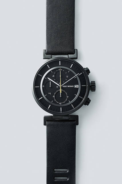 カーデザイナーの和田智氏がデザインを手掛ける「W」シリーズのISSEY MIYAKEショップ限定モデルは、ブラックのダイヤルにゴールドカラーの秒針が映える端正なデザイン。ミニマルなデザインながらも、腕元で洒脱な存在感を主張する。<br><br>時計4万3200円／イッセイ ミヤケ メン ＜阪急メンズ大阪3階・阪急メンズ東京3階＞
