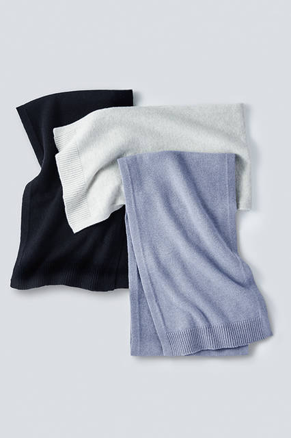 上質なカシミヤタッチウールを使用したロングサイズのニットマフラー。両サイドのエッジはリブ編みになっており、首元に巻きつけるだけで、コーディネートの表情をより豊かにしてくれる。<br><br>マフラー各2万9160円（阪急メンズ限定販売）／アミ アレクサンドル マテュッシ＜阪急メンズ大阪2階『ガラージュ D.エディット』・阪急メンズ東京4階『ガラージュ D.エディット』＞