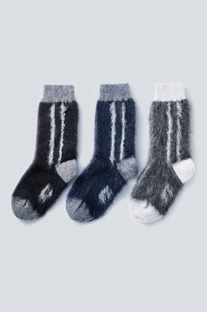 コレクションで使われていたニットキャップと同素材のソックス。ウール×モヘヤ×ナイロン混紡で、長めの毛足がカジュアルにリュクスなイメージをプラス。ジェンダーレスで使えるので、男女を問わずギフトアイテムとしてもぴったり。<br><br>ソックス（ネイビー）1万8360円（阪急メンズ限定販売）ソックス（グレー、ブラック）各1万8360円／ヌメロヴェントゥーノ ＜阪急メンズ大阪2階『ガラージュ D.エディット』・阪急メンズ東京4階『ガラージュ D.エディット』＞