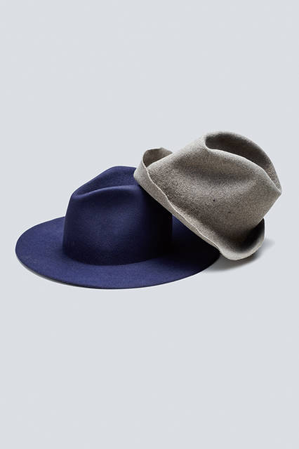 かっちりしすぎずルーズでもない、無造作なフォルムは、着こなしに合わせて形状をアレンジできるのが特徴。またすべてのハットは、レナード プランクのハンドメイドでつくられており、新作では貴重なビンテージ生地を使ったコレクションも登場。<br><br>ハット各3万8880円／レナードプランク ＜阪急メンズ大阪2階『ガラージュ D.エディット』・阪急メンズ東京4階『ガラージュ D.エディット』＞