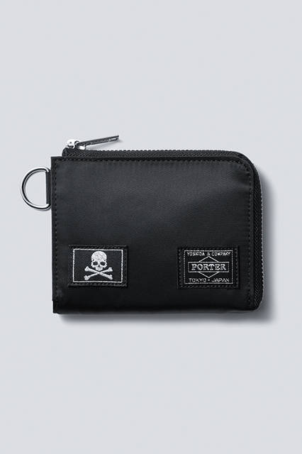 吉田カバン創業80周年を記念した1年間限定のスペシャルプロジェクト「マスターマインド・ポーター」。新作はL字ファスナータイプのナイロンウォレットで、ライニングにはスカルが入ったオリジナルのカモ柄の生地を採用している。<br><br>ウォレット1万2960円（阪急メンズ大阪限定販売）／マスターマインド・ポーター＜阪急メンズ大阪2階『ガラージュ D.エディット』＞