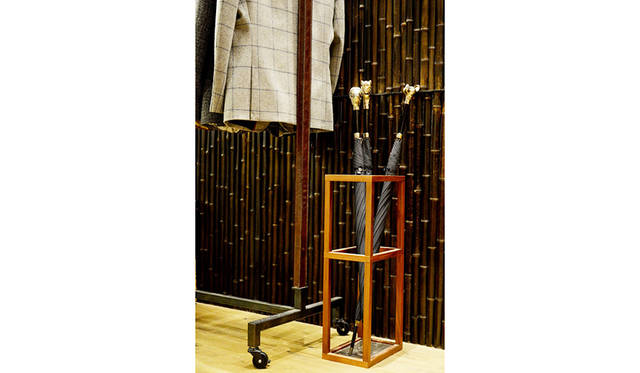 伊勢丹 新宿店でおこなわれた英国展（ブリティッシュウィーク）開催時のメンズ館レジデンスの展示。ハケット ロンドンやグローブ ・トロッターなど、英国所縁のブランドの上質なアイテムが並んだ