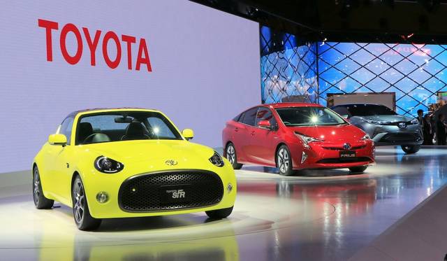 Toyota S-FR|トヨタ S-FR コンパクトなFRレイアウトをもつスポーツカーのコンセプトモデル。奥は新型プリウス