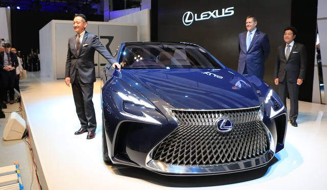 Lexus LF-FC|レクサス LF-FC あらたなコンセプトモデル「LF-FC」を紹介するレクサス・インターナショナルの福市得雄プレジデント(左)