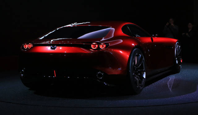 Mazda RX-Vision|マツダ RXビジョン 長く低いフロントフードと後ろに見た目の重心がある、FRらしいプロポーションのRX-Vision。その心臓にはSKYACTIVE-Rテクノロジー採用のロータリーエンジンが搭載されるという