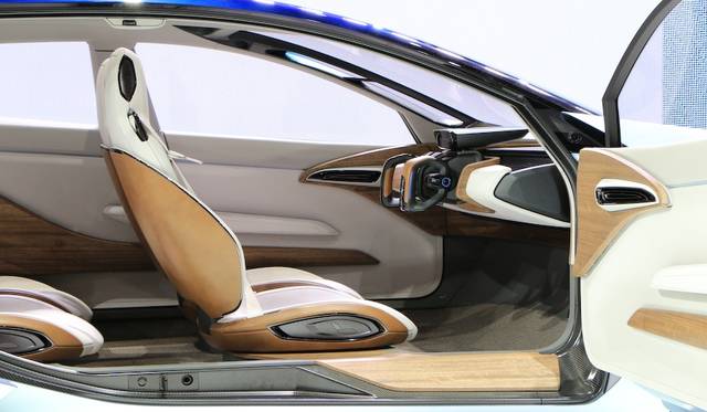 Nissan IDS Concept|日産 IDSコンセプト マニュアル運転モードにすると、ハンドルがあらわれ、視界の邪魔になる大型ディスプレイは畳まれる