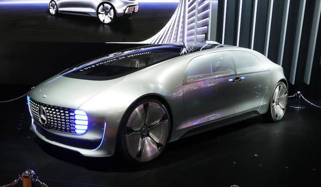 Mercedes-Benz F015 Luxury in Motion|メルセデス・ベンツ F015 ラグジュアリー イン モーション メルセデス・ベンツが未来のSクラスをイメージしたという、完全自動運転のF015ラグジュアリー イン モーション。前後のグリル状の部分はディスプレイとなっており、歩行者などとコミュニケーションをはかる<br />Photographs by HORIGUCHI Yoshihiro(OPENERS)