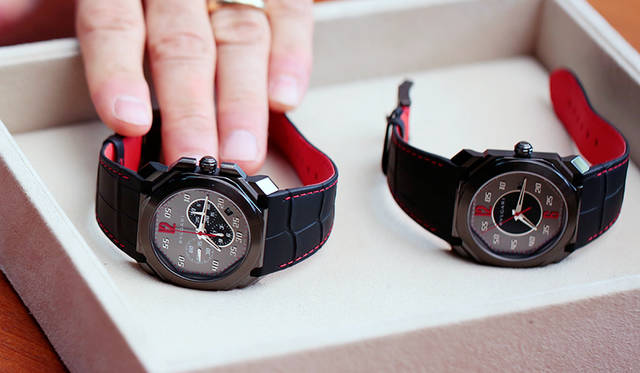 「オクト ヴェロチッシモ KEN OKUYAMA DESIGN 日本限定モデル」（左）と「オクト ソロテンポ KEN OKUYAMA DESIGN 日 本限定モデル」