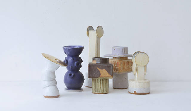 <strong>Bari Ziperstein（バリー・ジッパースタイン）</strong><br><br>ロサンゼルを拠点に活躍するアーティスト。生まれ育ったシカゴで幼少期からプロダクトや建築デザインに囲まれた環境で育ち、 オハイオ大学では、芸術と女性学の学士号を取得。自身のデザインレーベル「BZIPPY & CO.」では、 ブルータリズムなどの建築思想やフィンランドのデザイン、カリフォルニアの砂漠などから得たアイディアをもとに、 作陶で表現。セラミックピースを張り合わせ、花器やランプを創作している。