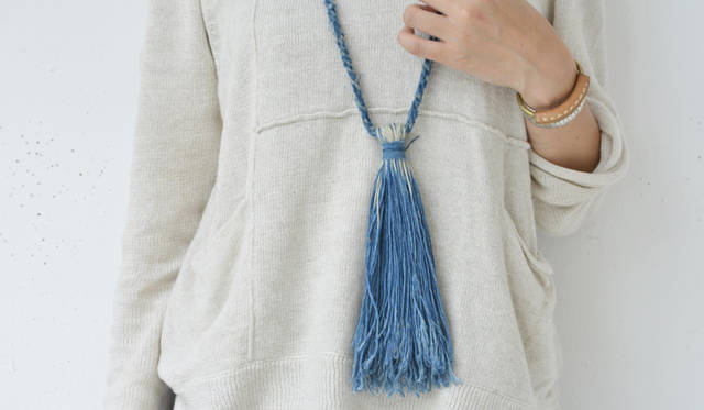 <strong>Cathy Callahan（キャシー・カラハン）</strong><br><br>天然藍やヘンプといった自然から得る素材を使ったアクセサリーを中心にコレクションを展開する、ロサンゼルスを拠点とするアーティスト。 ハンドダイで一つひとつ丁寧に染め上げられる絶妙な藍色のフリンジネックレスは、彼女のアイコンピースのひとつ。 新旧の技術を巧みに取り入れ、メイド イン カリフォルニアの素材やひと、環境を大切にしたものづくりをつづけている。